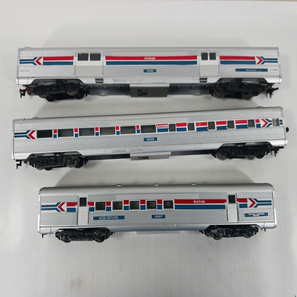 Amtrak HO Scale Model Train Set Locomotive 503 and 3 Passenger Cars Silver - Picture 15 of 16